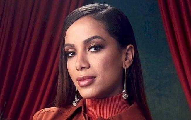 Anitta é capa da edição de aniversário da Vogue Brasil