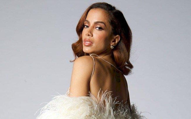 Anitta ganha presente e avisa: 