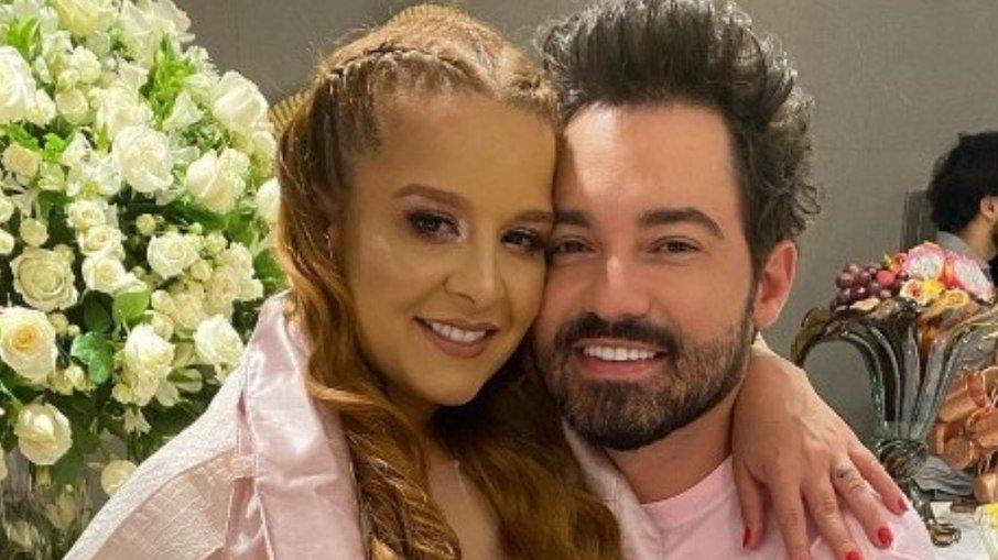 Após rumores de nova crise, Maiara e Fernando trocam beijos em show