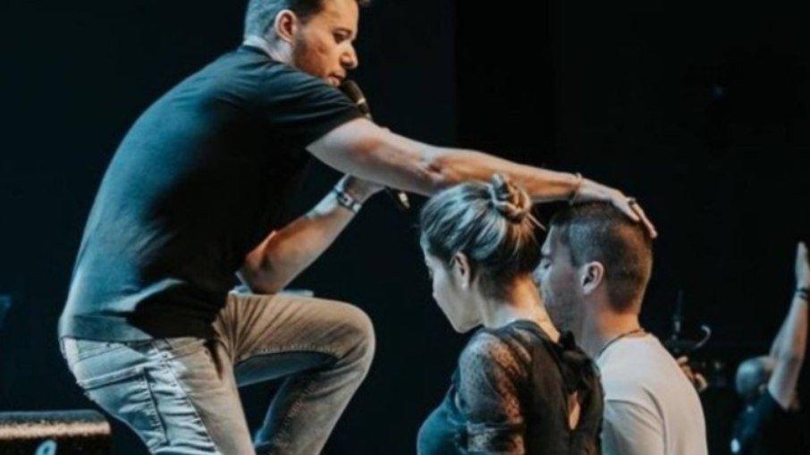 Arthur Aguiar e Maíra Cardi vão a culto agradecer vitória no BBB22