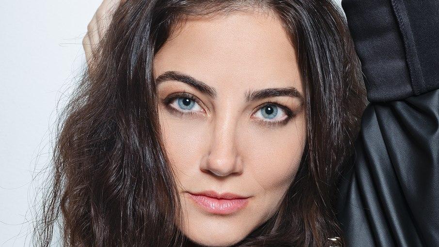 Bate-papo! Natália Ferrari estreia na TV dando vida à Sâmila em 'Reis'