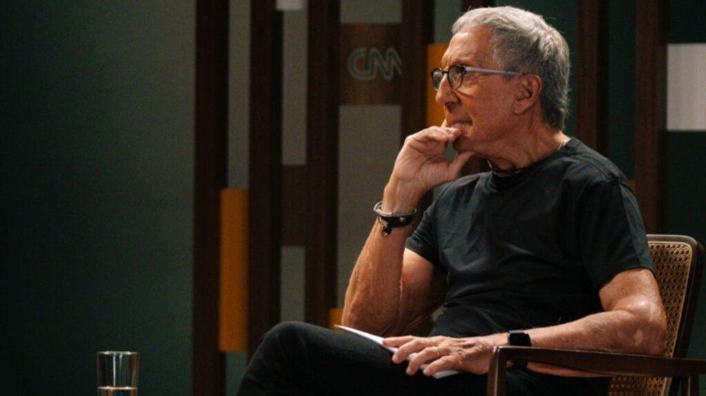 Bilionário estreia como apresentador de TV aos 85 anos na CNN Brasil