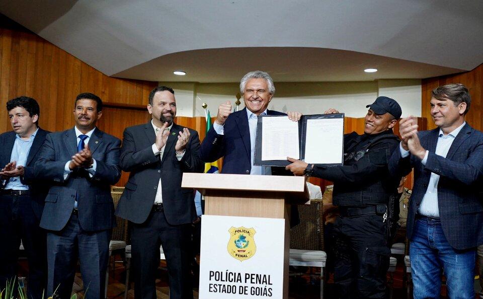 Caiado assina decreto que promove 1.362 policiais penais de Goiás