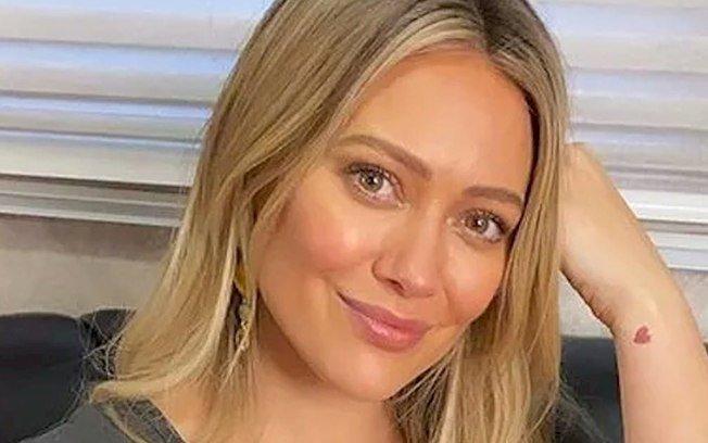 Cantora Hillary Duff posa nua para revista