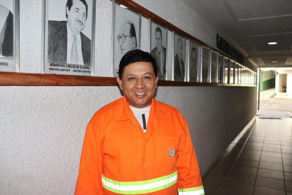 Conheça o gari artista visual, responsável pela galeria de presidentes da Comurg