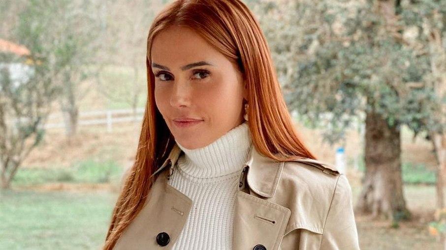 Deborah Secco assume que já namorou mulher famosa em segredo