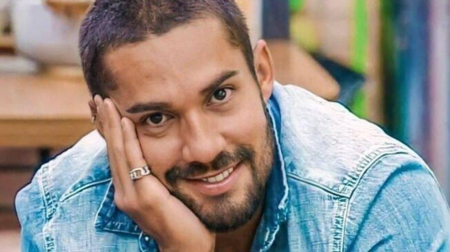 Ex-BBB Bil Araújo fatura R$ 600 mil com campanha publicitária