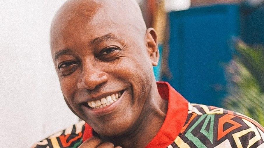 Falta de trabalho e preconceito fizeram Nando Cunha atuar sem cachê