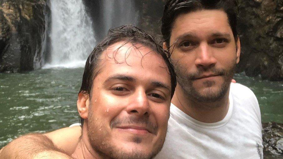 Fãs descobrem namorado secreto de Armando Babaioff