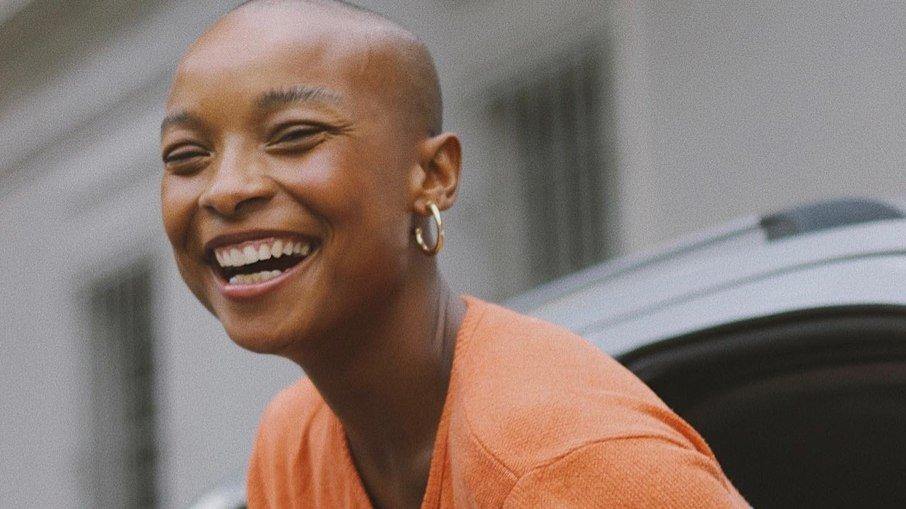 Faustão contrata bailarina careca e cega de um olho; conheça a novata
