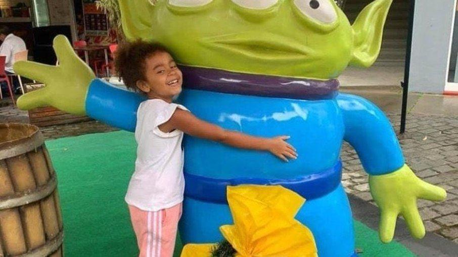 Filha de Pocah supera trauma e faz as pazes com bonecos de Toy Story