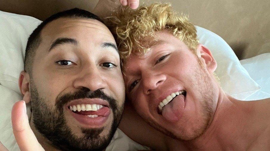 Gil do Vigor aparece em clique com rapaz na cama: 'Gentil e romântico'