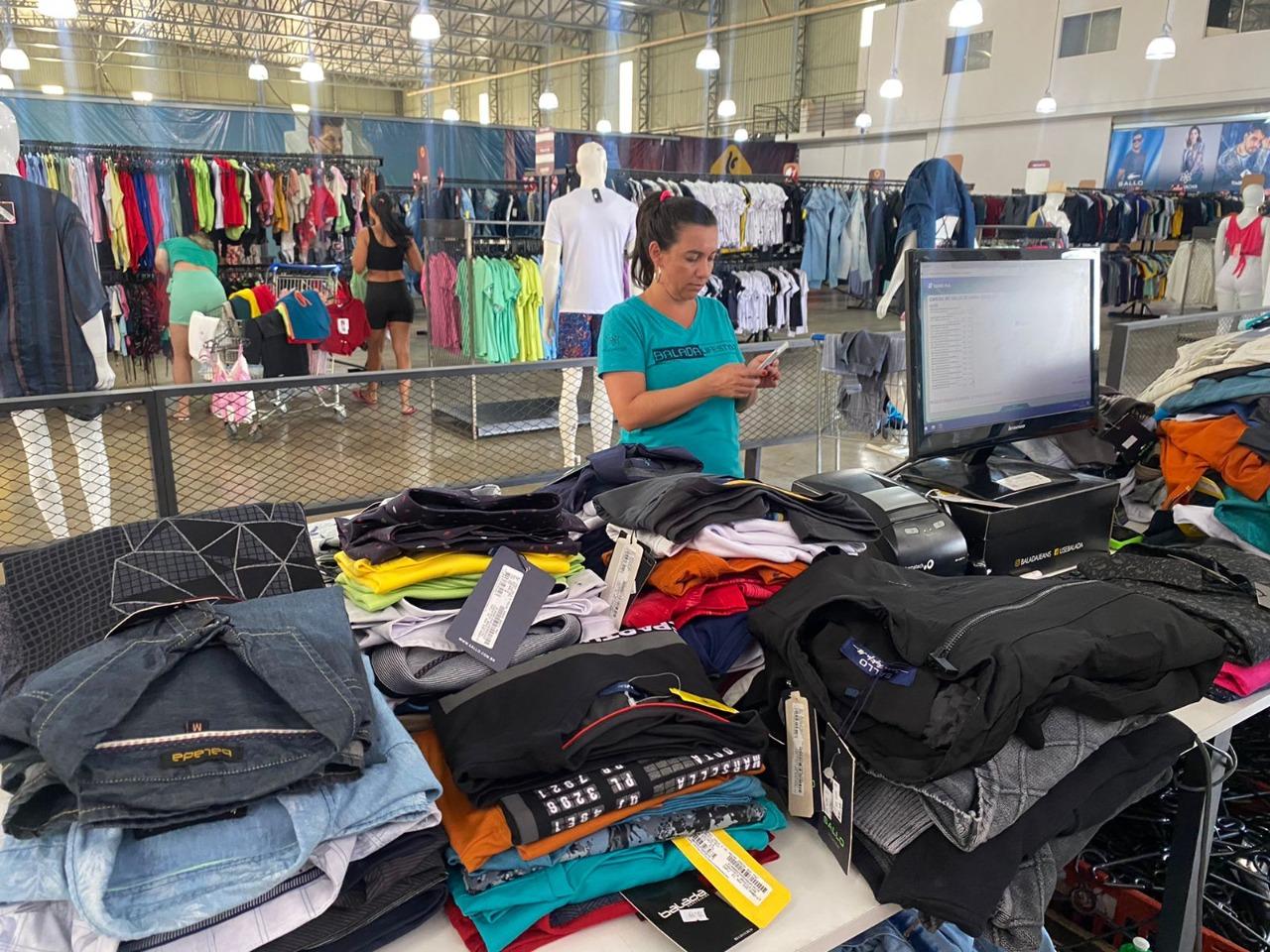 Grupo Sallo faz saldão com peças masculinas, femininas e infantil com desconto até 70%