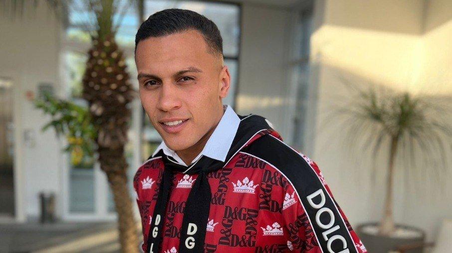 Léo Jabá comparece ao desfile da Dolce & Gabbana com look de R$ 30 mil