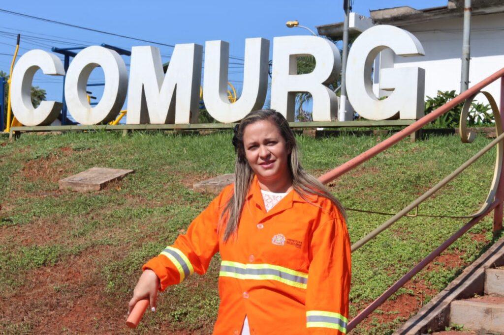 Na semana do Dia do Gari, servidora da Comurg resgata incentivo da mãe para ingressar na carreira e realizar sonho de ser cantora