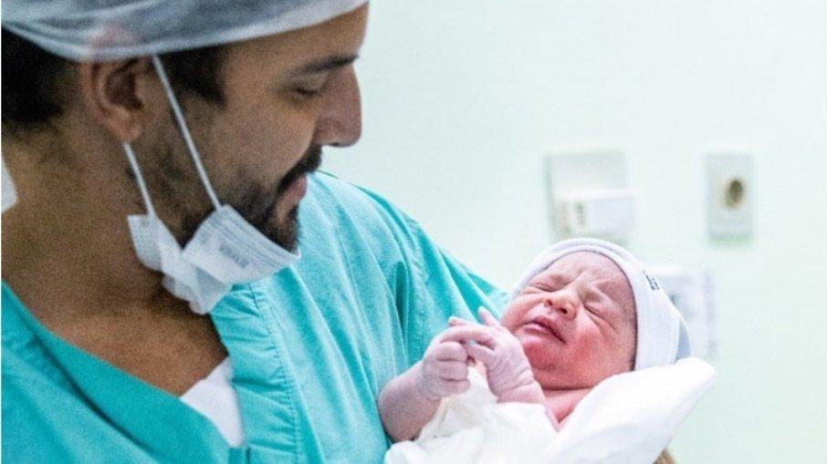 Nasce terceiro filho de Felipe Pezzoni, vocalista da Banda Eva