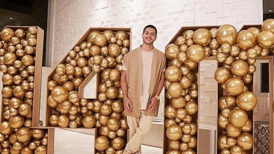 Padaria faliu? Arthur Aguiar perde seguidores e vira piada na web