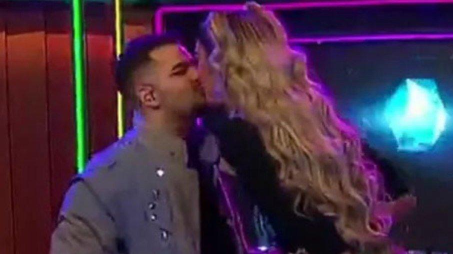 Pedro Sampaio e Pabllo Vittar se beijam no 'TVZ'