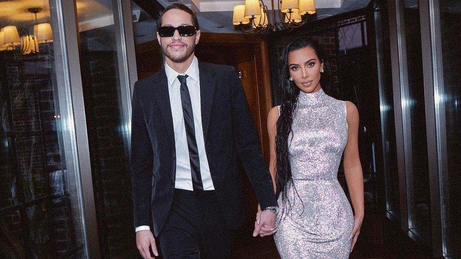 Pete Davidson surge com nova tatuagem e fãs especulam sobre homenagem