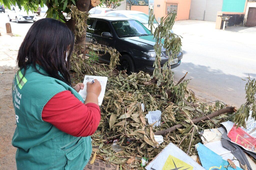 Prefeitura de Goiânia orienta moradores de 20 bairros sobre educação ambiental e importância do descarte correto de lixo