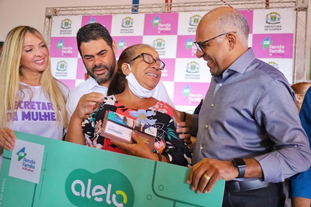 Prefeitura repassa cartões do Renda Família + Mulher a beneficiárias que não puderam comparecer às entregas oficiais