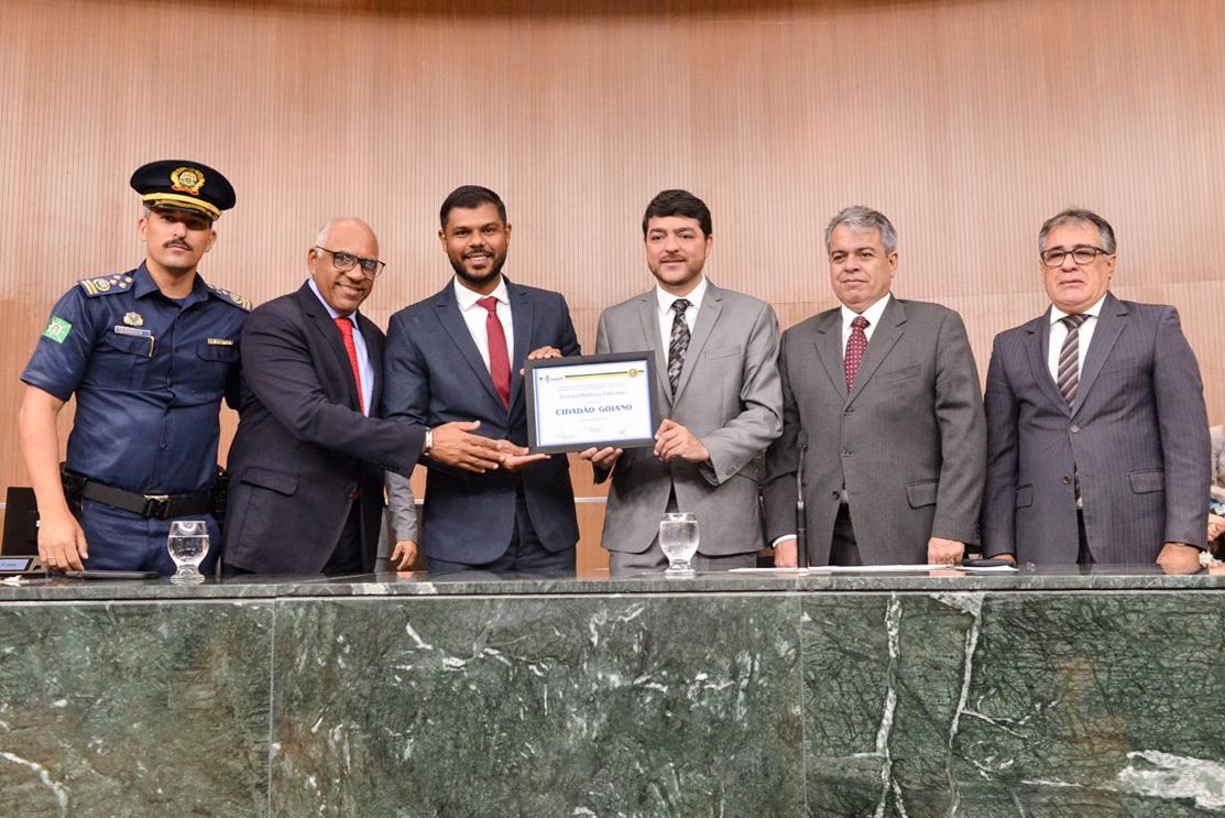 Romário Policarpo recebe Título de Cidadão Goiano