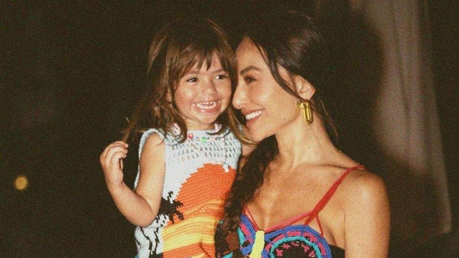 Sabrina Sato celebra momento com filha após o trabalho: 'Alegria'