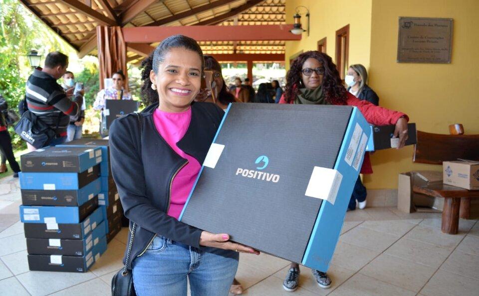 Seduc inicia a entrega de notebooks para professores da rede de Educação