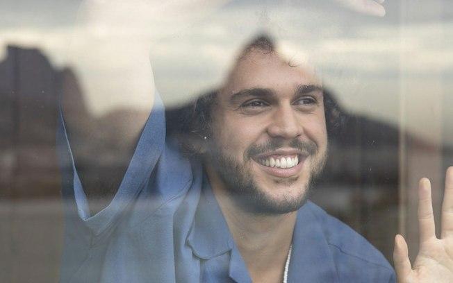 Theo, filho de Pedro Bial, lança o novo álbum 