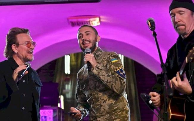 U2: Bono e The Edge cantam 