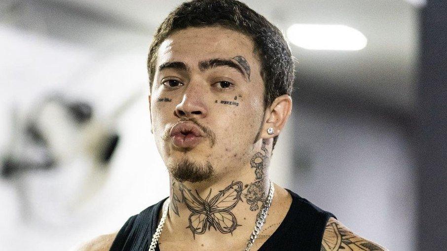 Whindersson é flagrado completamente nu em janela de hotel no exterior