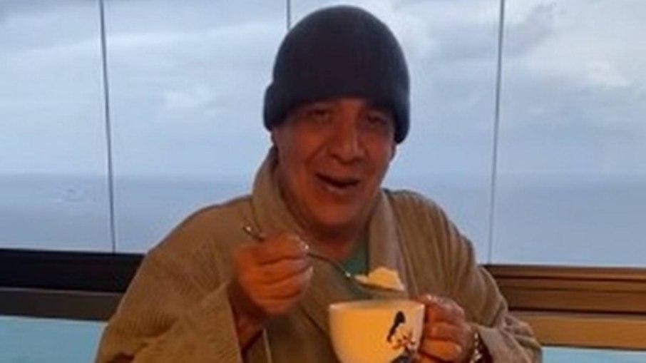 Zeca Pagodinho mostra look para frio no Rio: 'Elegância'