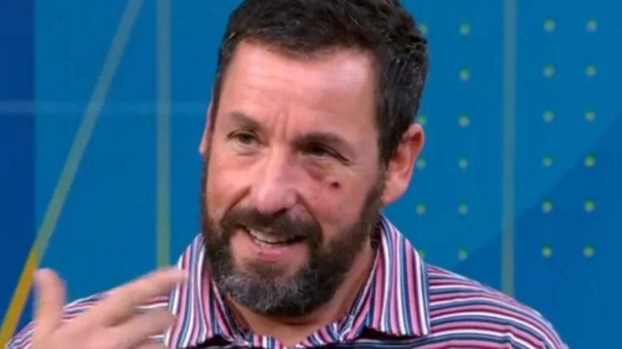 Adam Sandler aparece com olho roxo em programa de TV; saiba o motivo
