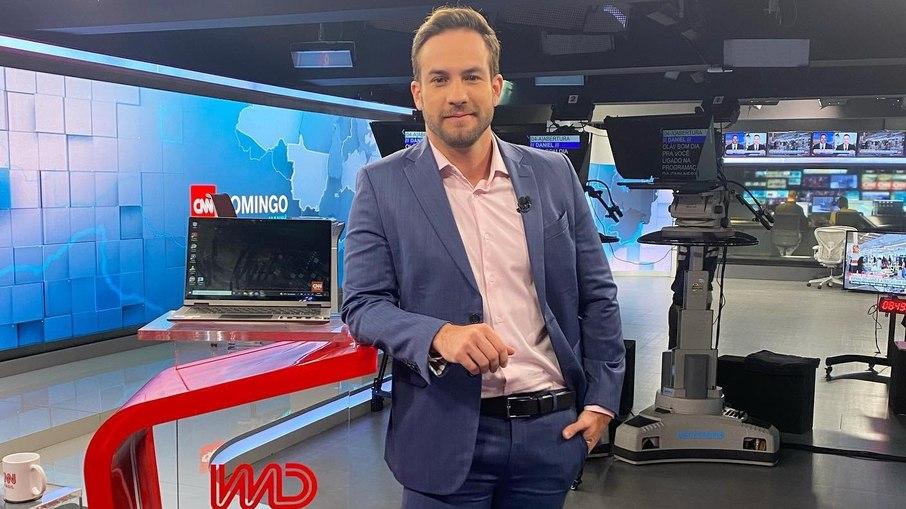 Apresentador da CNN Brasil comete gafe ao vivo: 