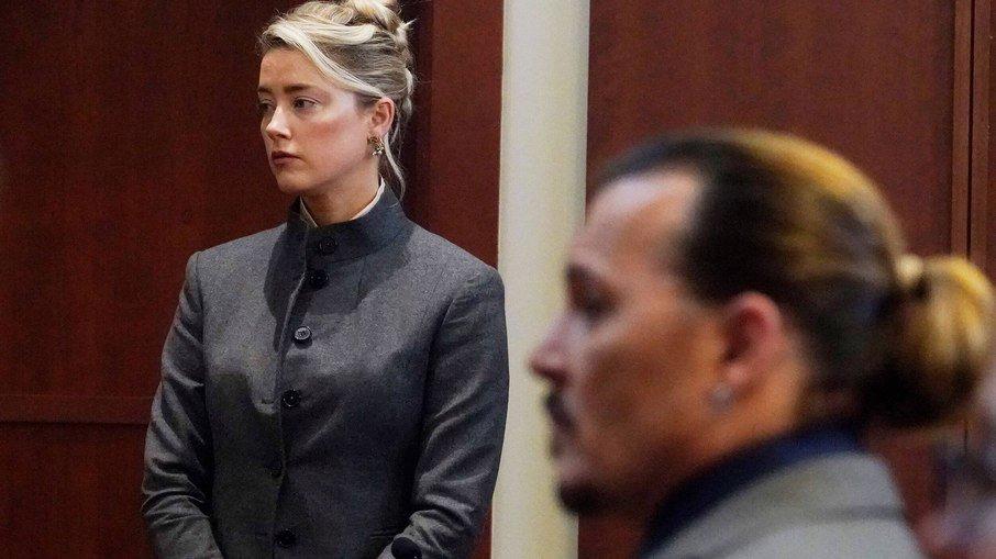 Caderno do julgamento de Johnny Depp e Amber Heard é leiloado