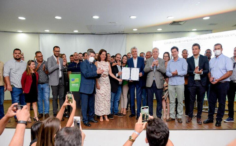 Caiado anuncia construção de campos de futebol em 18 municípios goianos