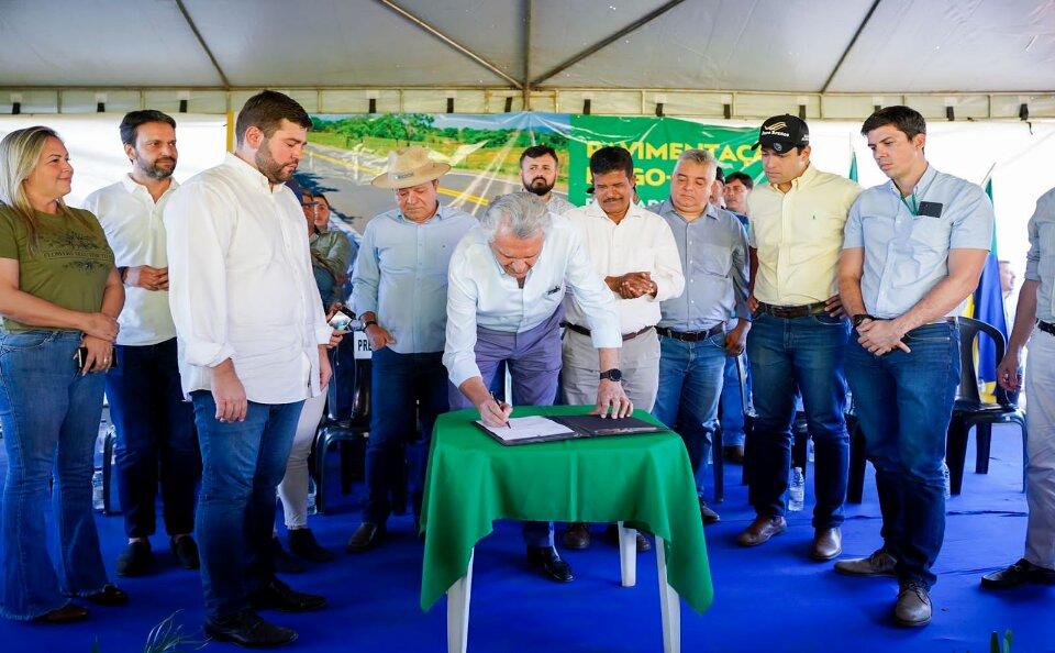 Caiado assina ordem de serviço para conclusão da pavimentação da GO-474, em Abadiânia