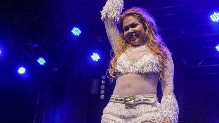 Com rosto inchado devido à covid-19, Joelma vai ao hospital