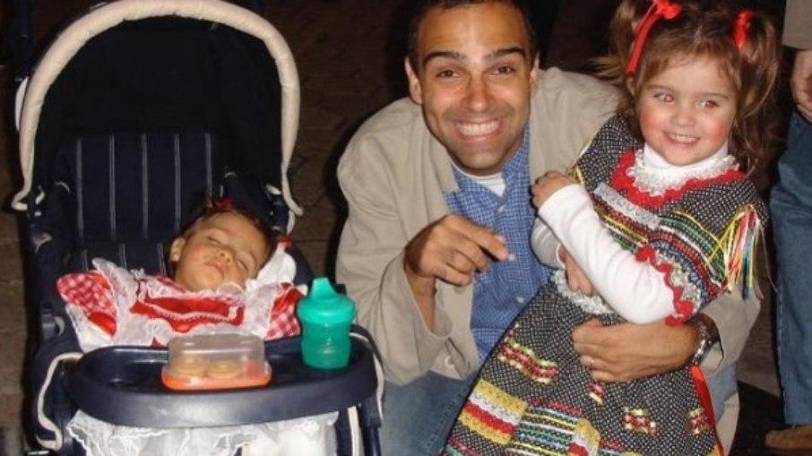 Coruja! Tadeu Schmidt recorda festa junina ao lado das filhas pequenas