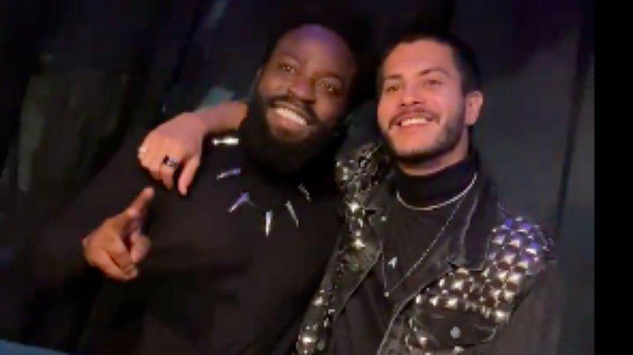 Douglas Silva faz festão e recebe P.A., Scooby e Arthur Aguiar