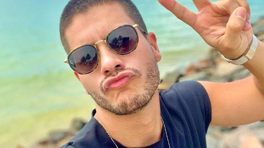 Em queda livre, Arthur Aguiar volta a perder seguidores no Instagram