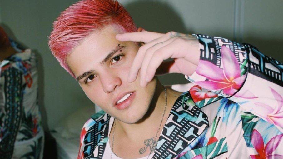 'Falaram que eu era bi para não me assumir gay', relembra Fael