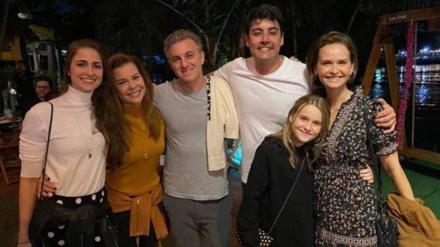 Fernanda Souza aparece com namorada pela primeira vez em público