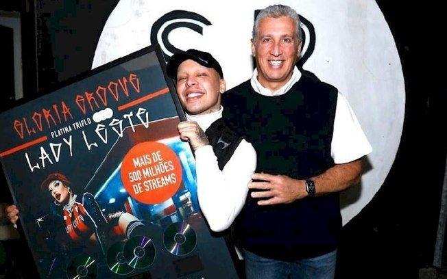 Glória Groove recebe disco de platina triplo por 