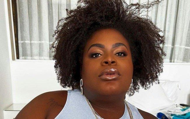 Jojo Todynho recebe fãs em aeroporto do Rio