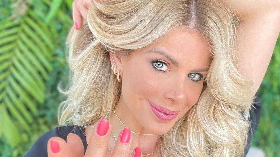 Karina Bacchi vira cantora gospel: 'Cantar juntas o mesmo louvor'