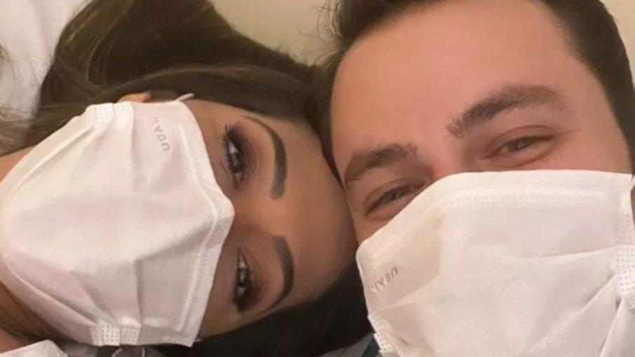 Laís e Gustavo comemoram 1 mês de namoro no hospital: 'Sempre juntos'