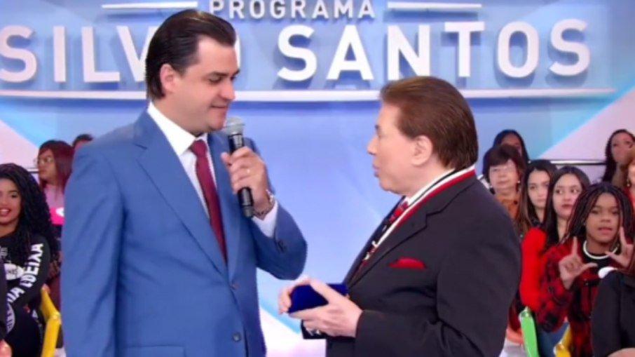 Plateia de Silvio Santos provoca deputado de Bolsonaro com L de Lula