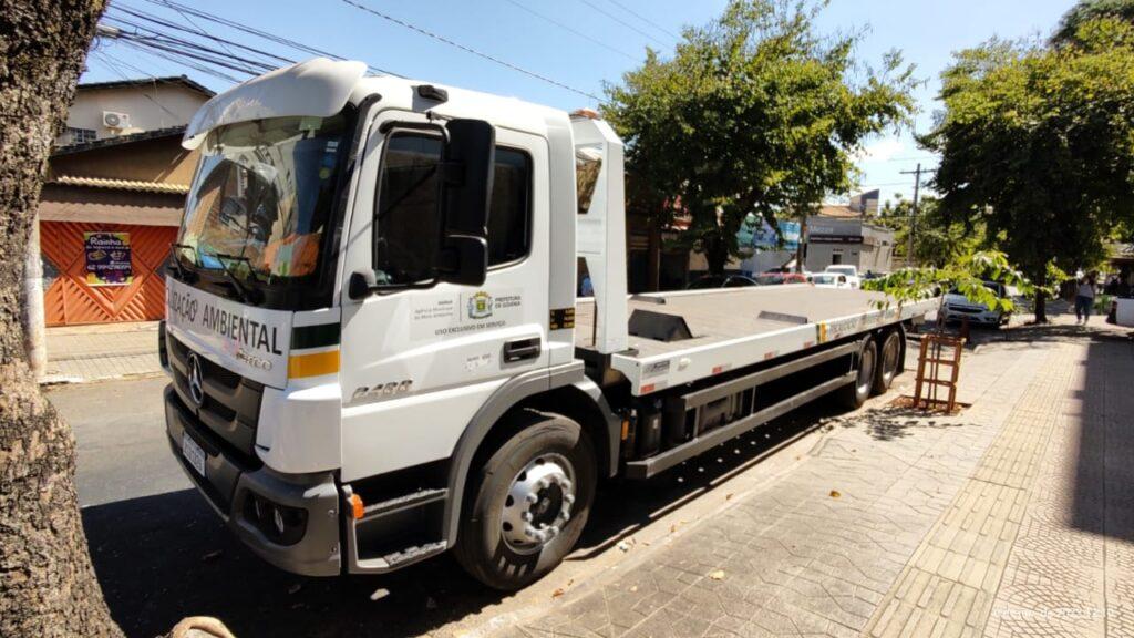 Prefeitura de Goiânia entrega caminhão guincho para ações de fiscalização ambiental