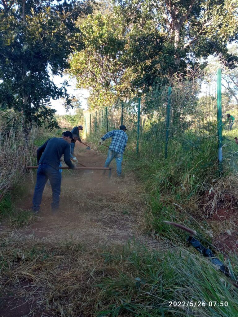 Prefeitura de Goiânia faz aceiros para evitar propagação do fogo em unidades de conservação da capital